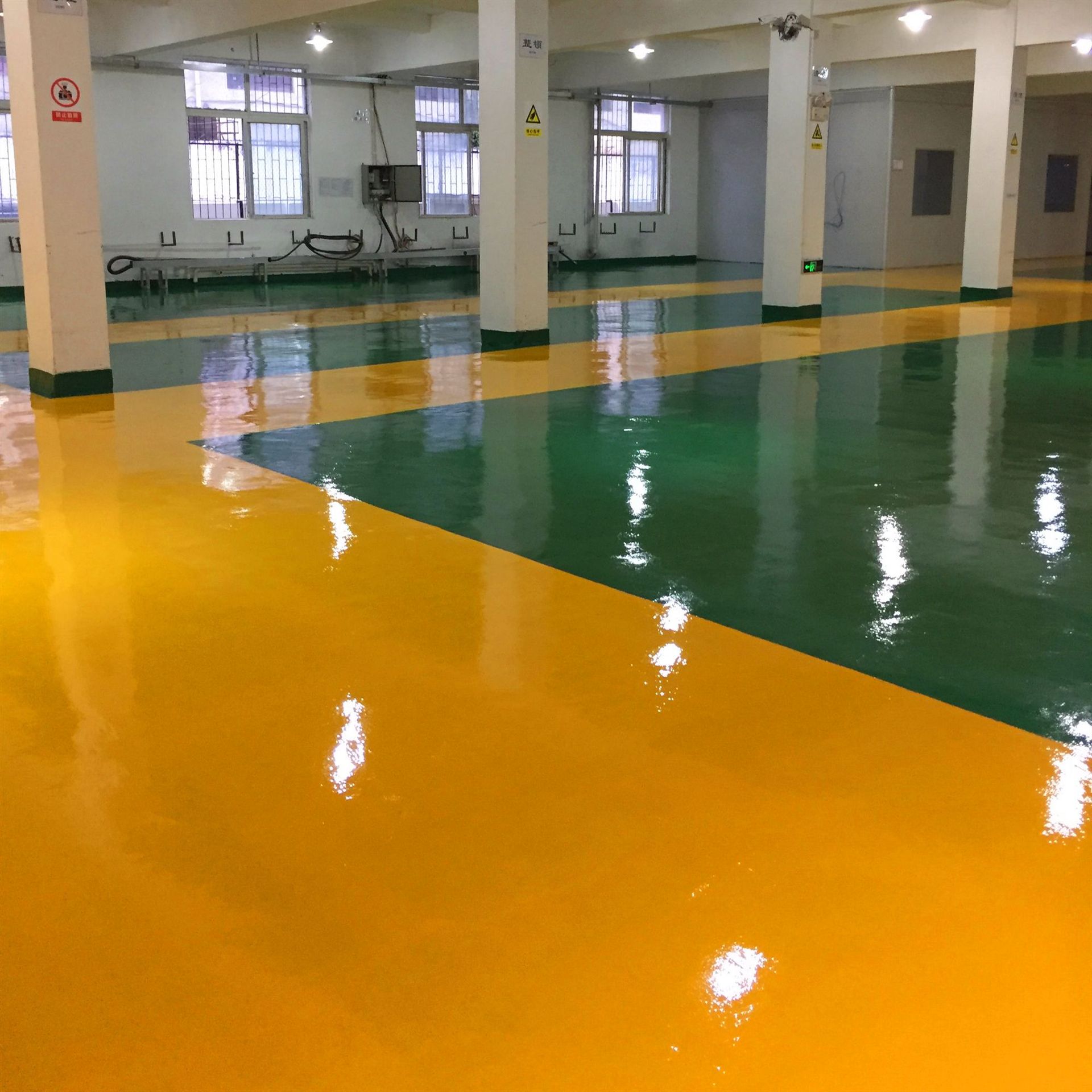 Wear-resistant floor